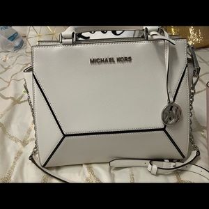 Michael kors purse never used.